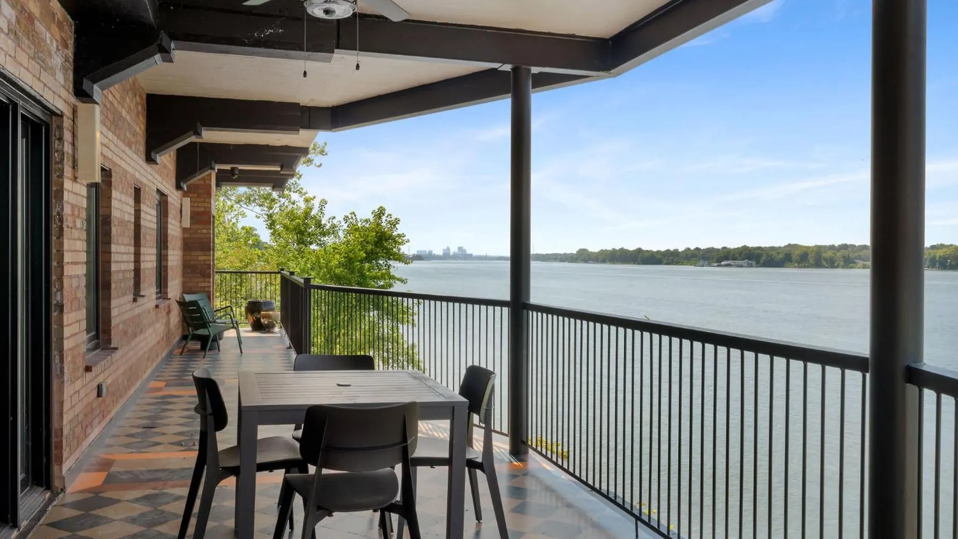 Elegant Riverside Escape Historic Charm & Views Louisville-Jefferson County 0*,