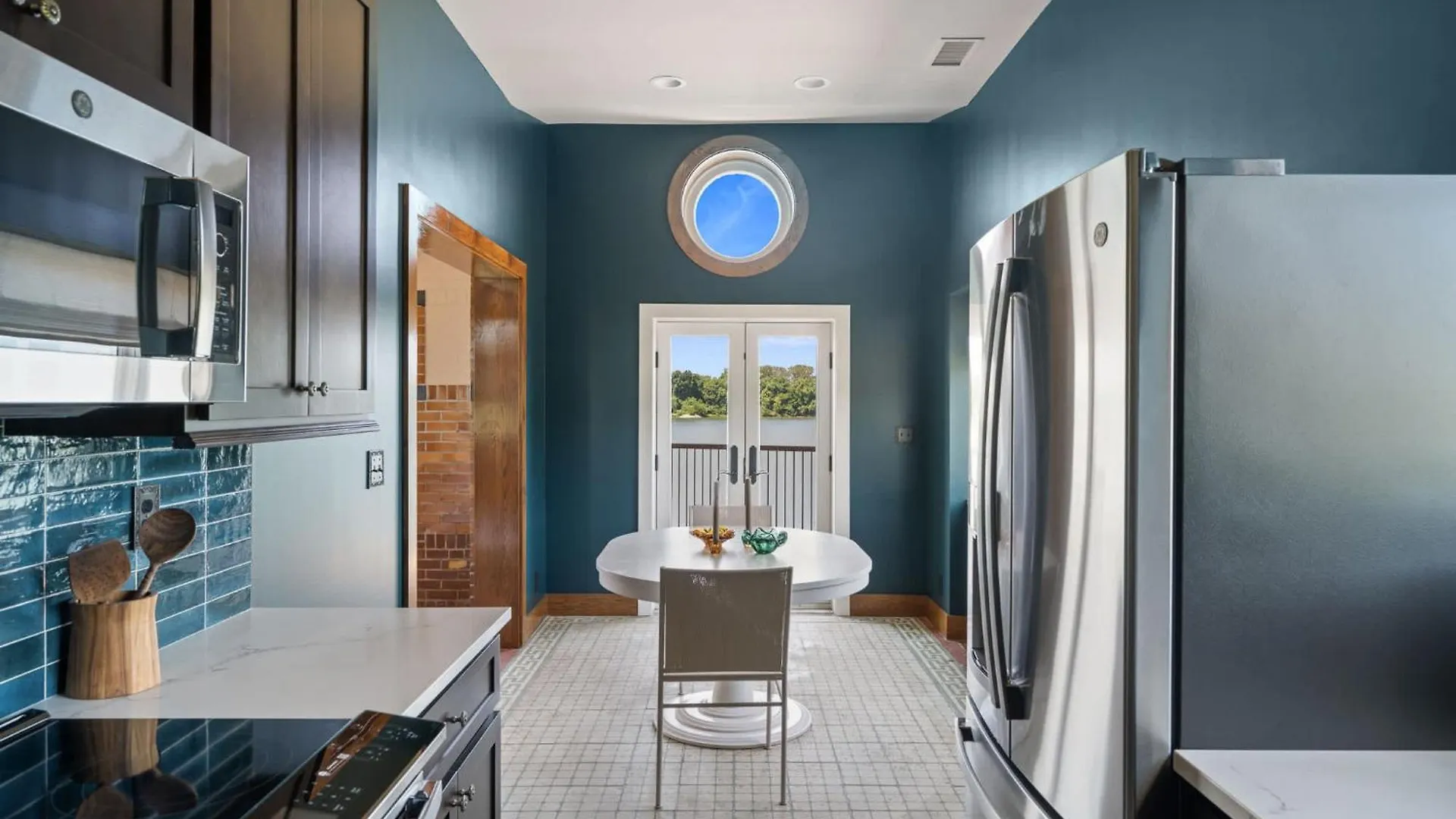 Elegant Riverside Escape Historic Charm & Views Louisville-Jefferson County