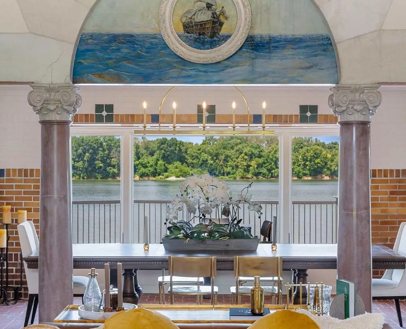 Elegant Riverside Escape Historic Charm & Views Louisville-Jefferson County États-Unis