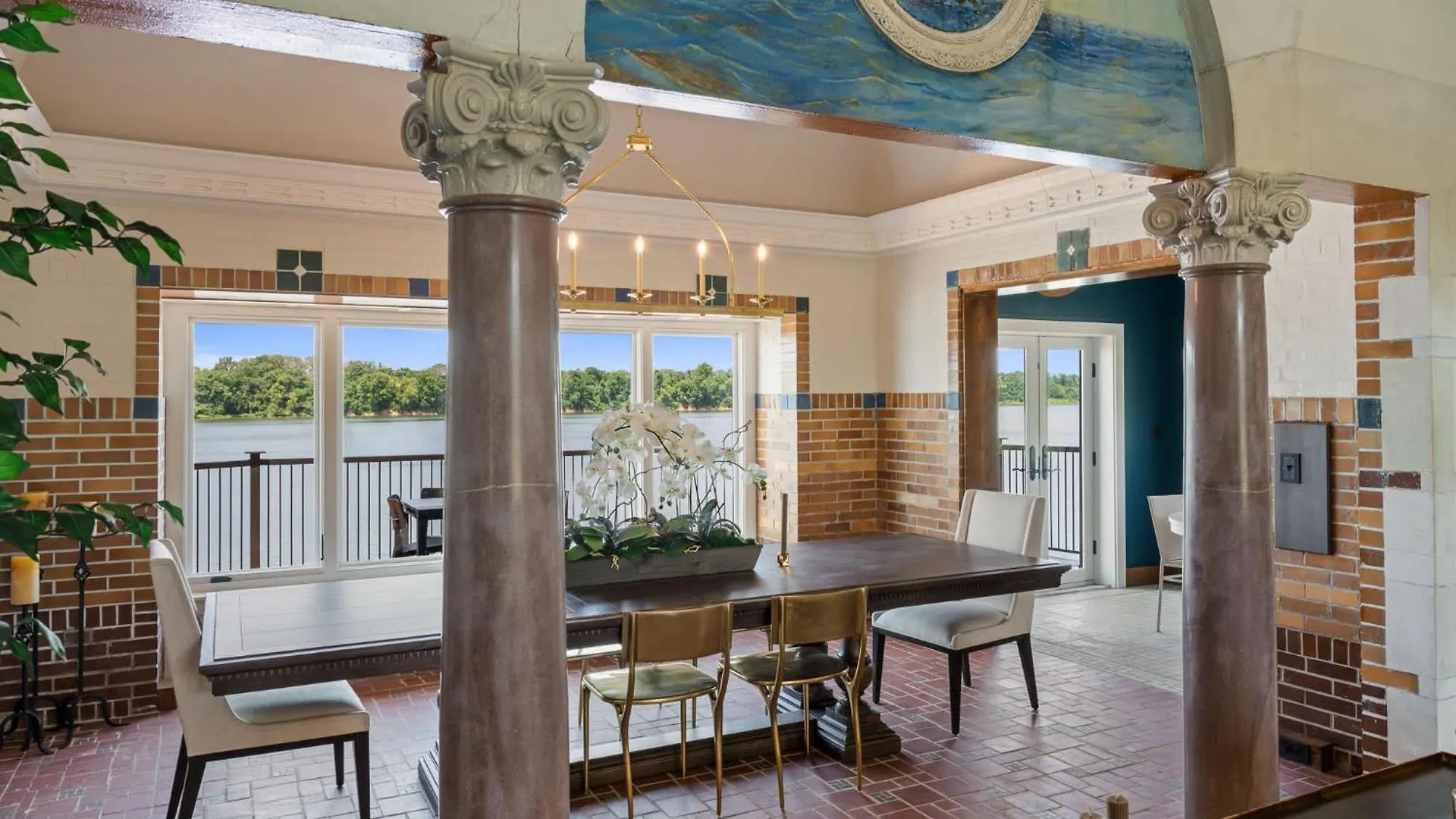 Elegant Riverside Escape Historic Charm & Views Louisville-Jefferson County 0*,  États-Unis