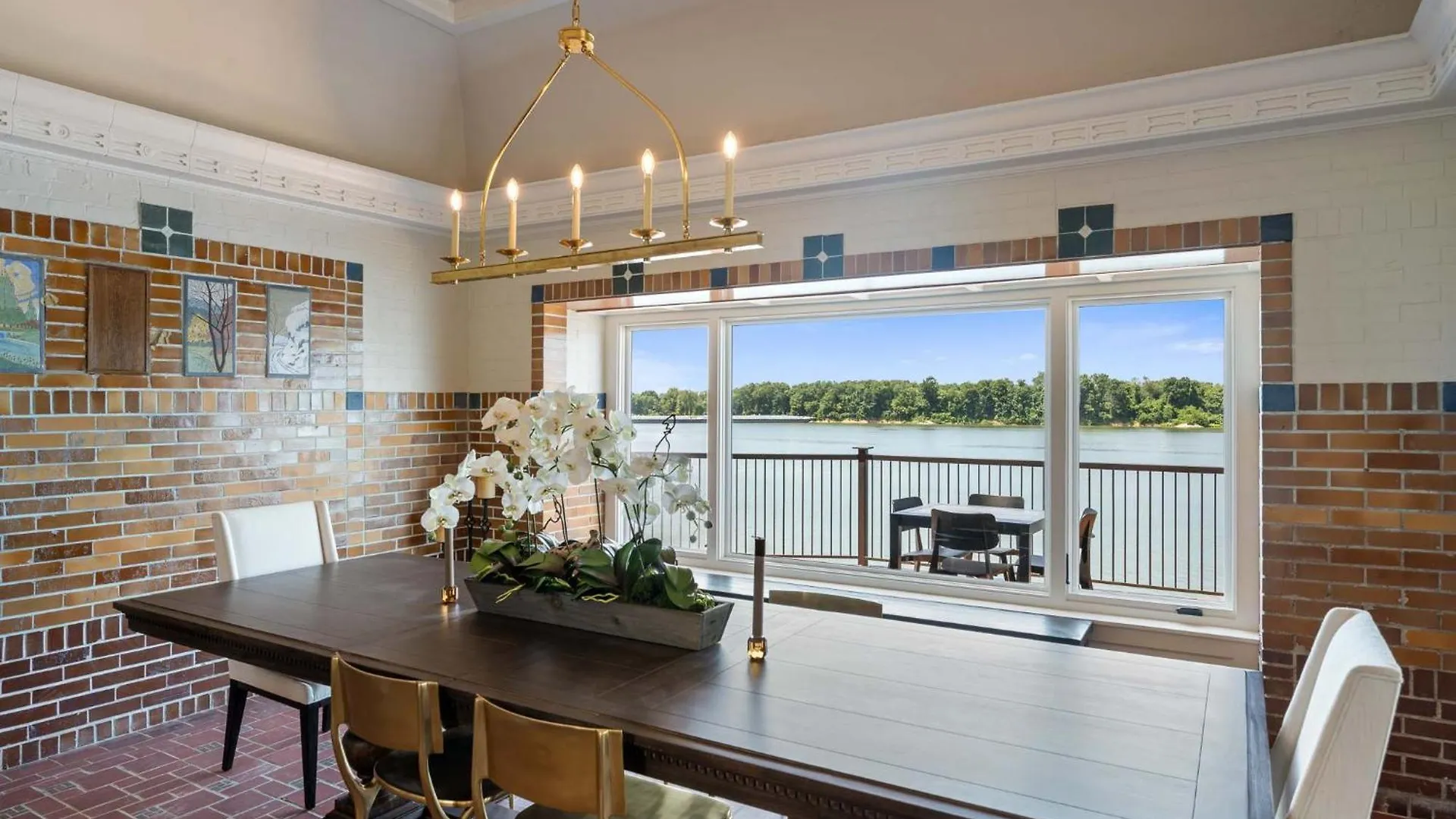 Elegant Riverside Escape Historic Charm & Views Louisville-Jefferson County