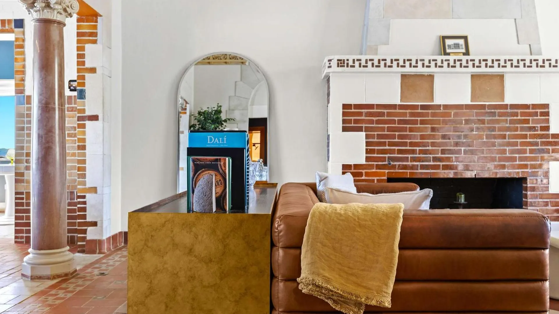 Elegant Riverside Escape Historic Charm & Views لويفيل