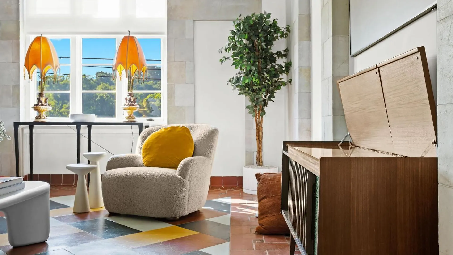 Elegant Riverside Escape Historic Charm & Views لويفيل