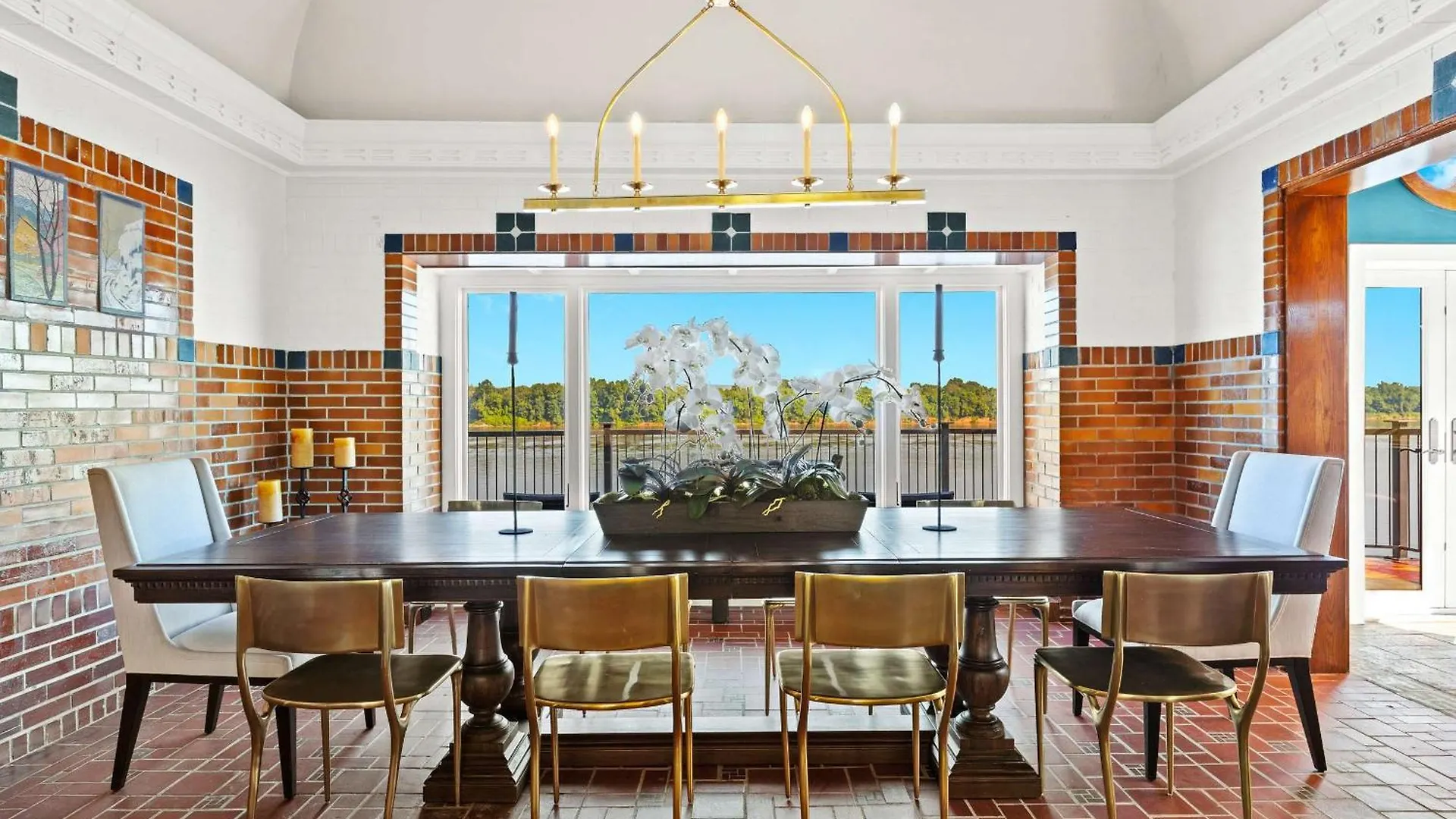 Elegant Riverside Escape Historic Charm & Views لويفيل بيت للعطل