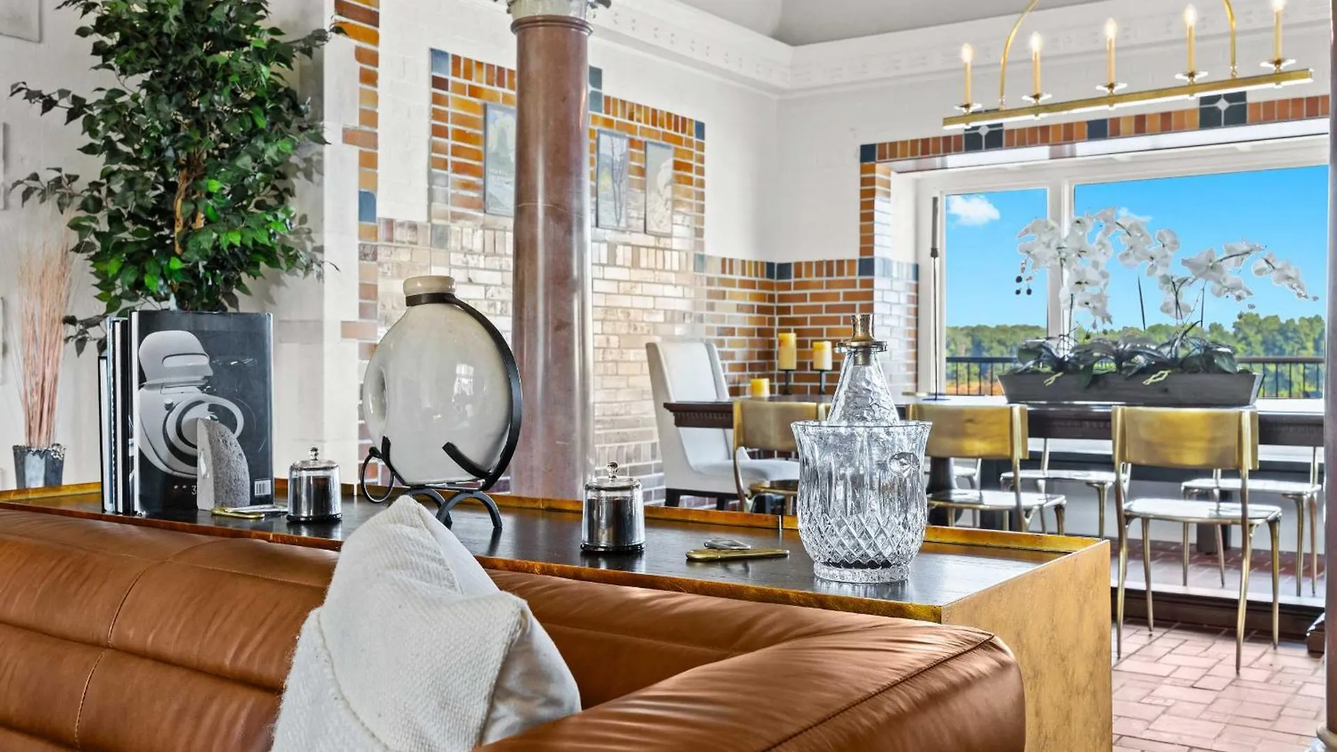 Elegant Riverside Escape Historic Charm & Views لويفيل