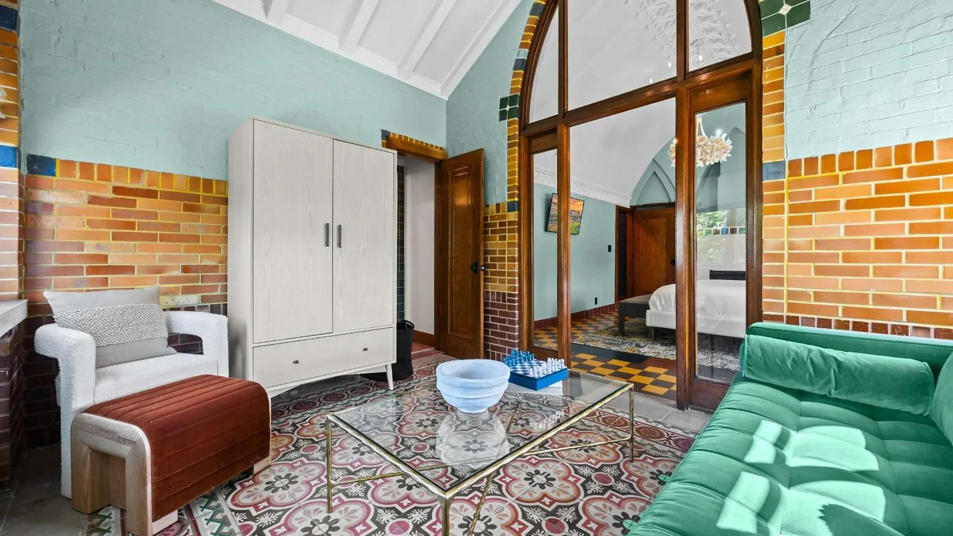 Elegant Riverside Escape Historic Charm & Views لويفيل بيت للعطل