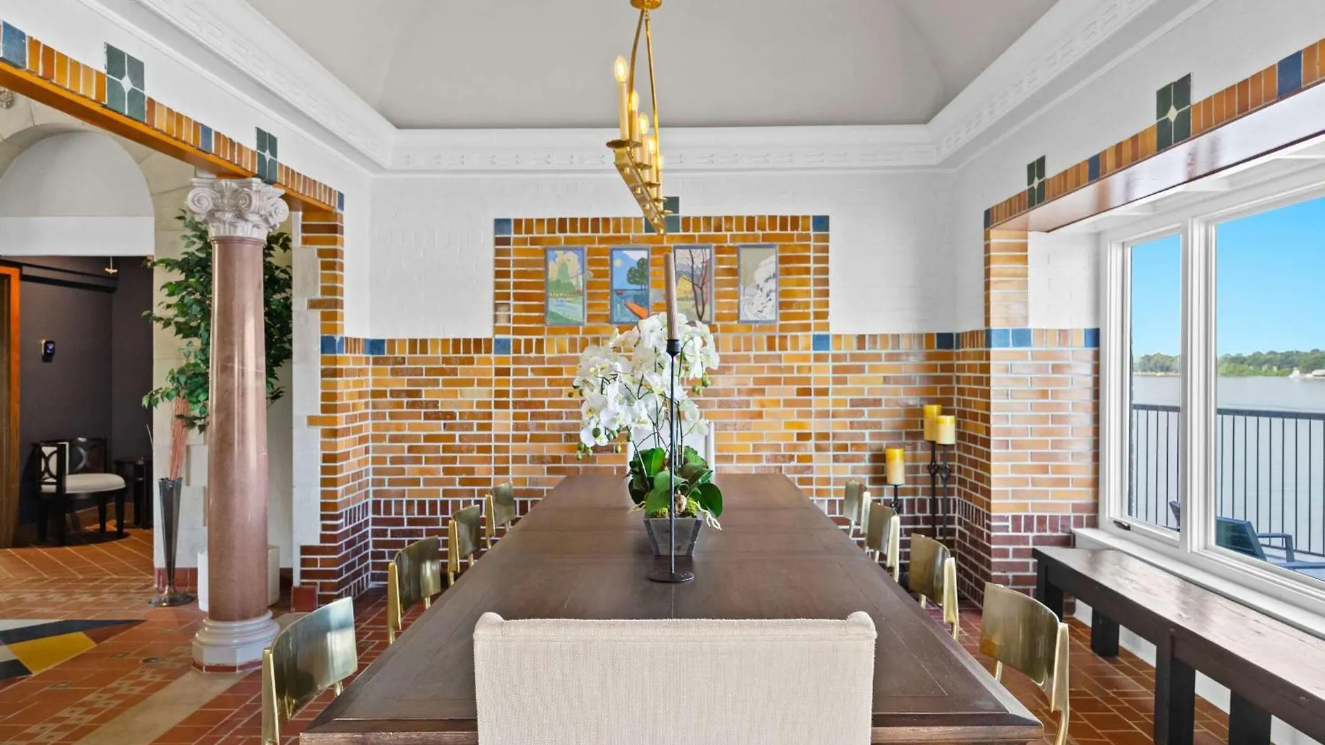 Elegant Riverside Escape Historic Charm & Views لويفيل بيت للعطل