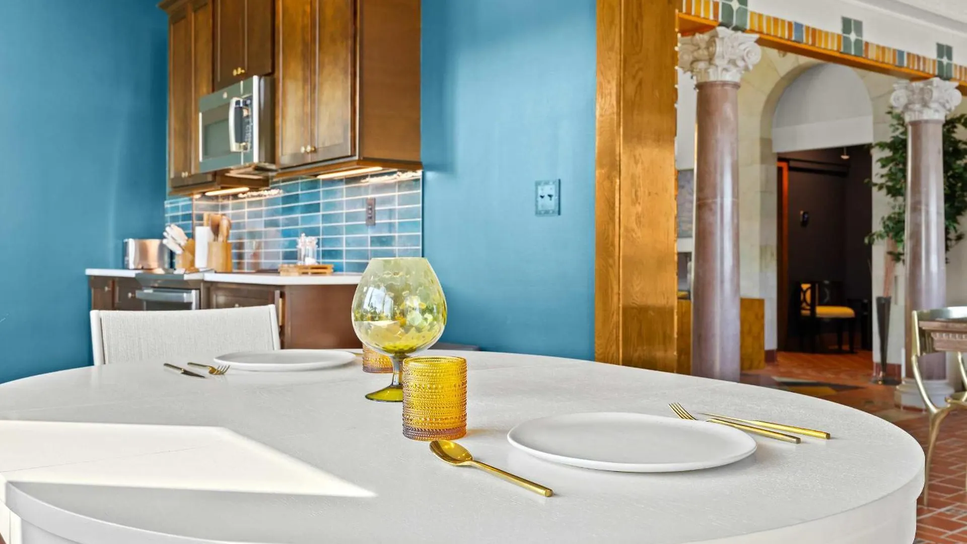Elegant Riverside Escape Historic Charm & Views لويفيل