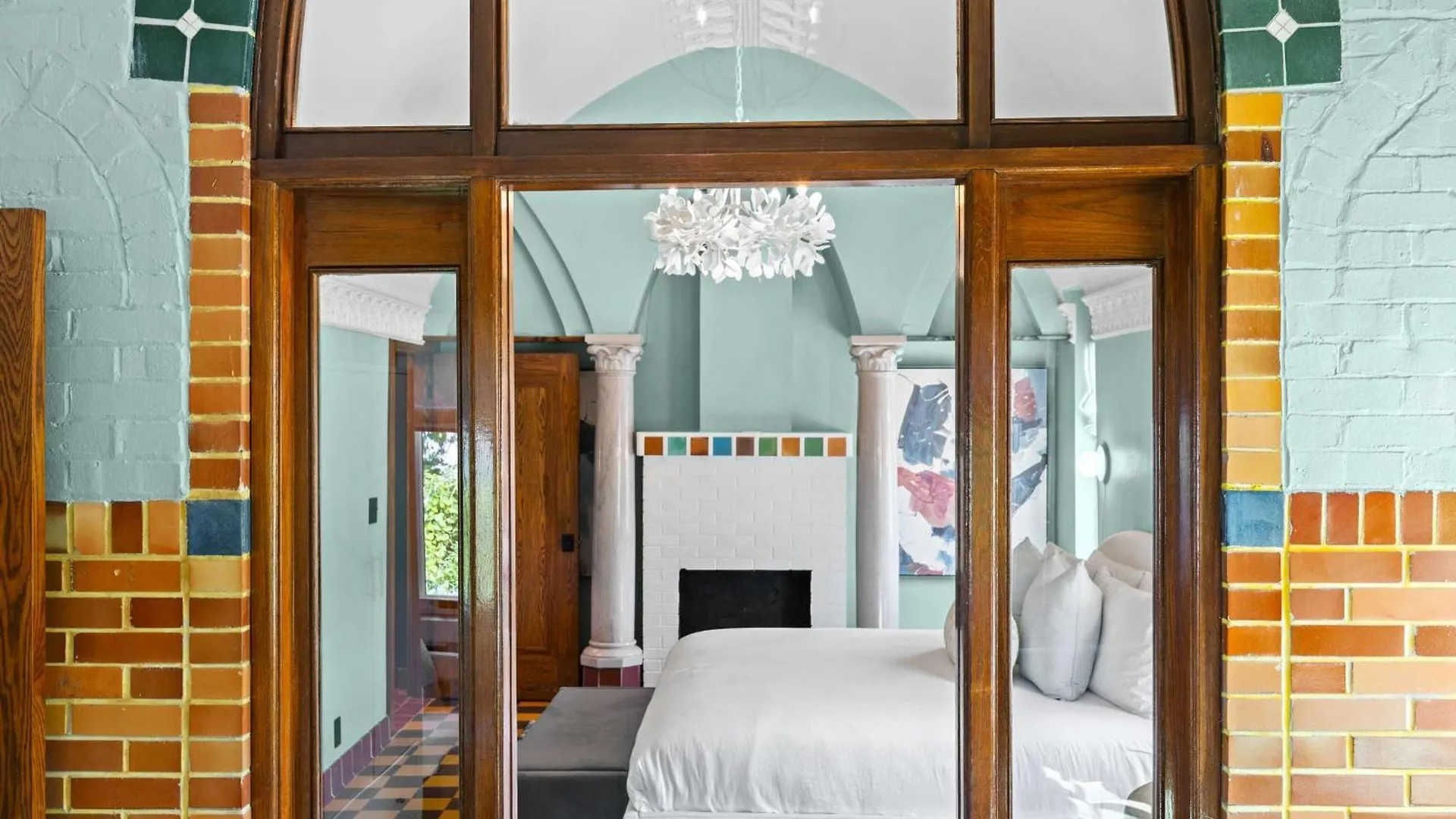 Elegant Riverside Escape Historic Charm & Views لويفيل