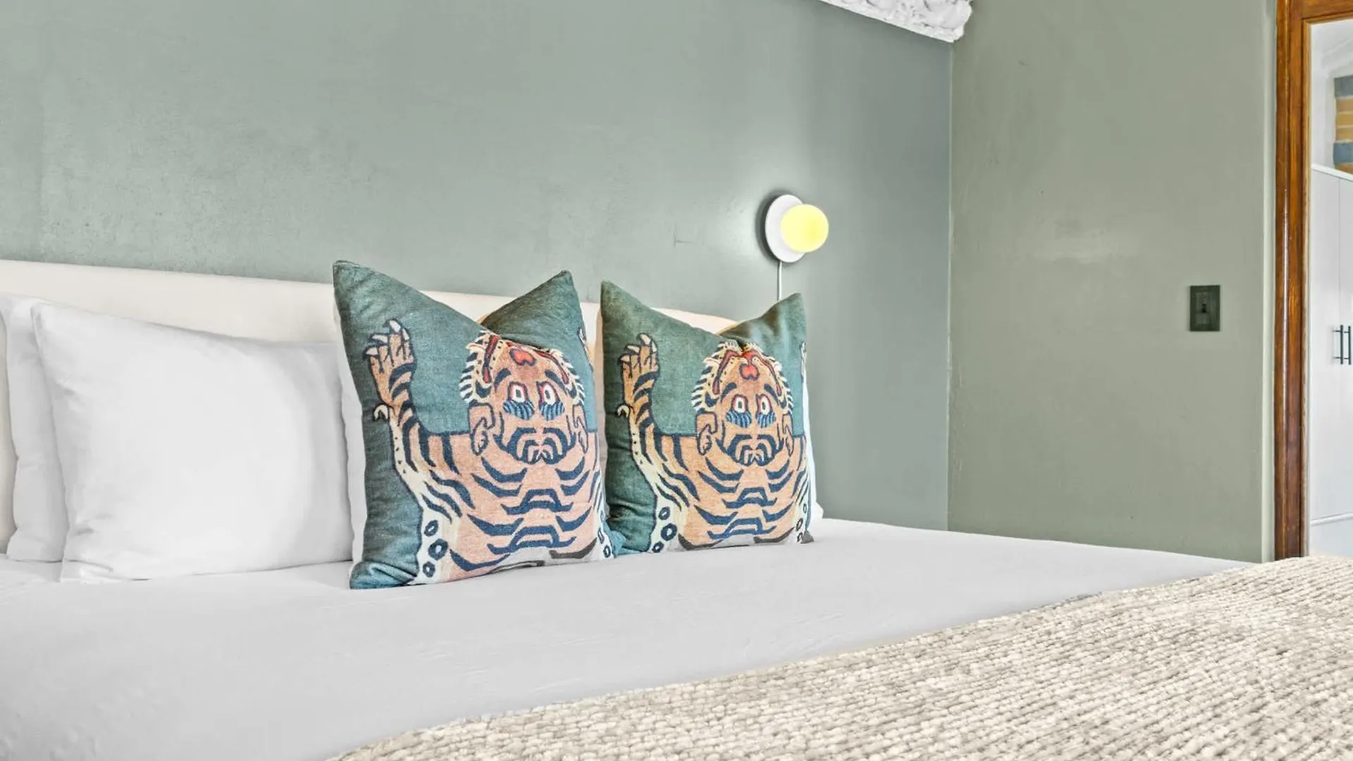 Elegant Riverside Escape Historic Charm & Views لويفيل 0*,