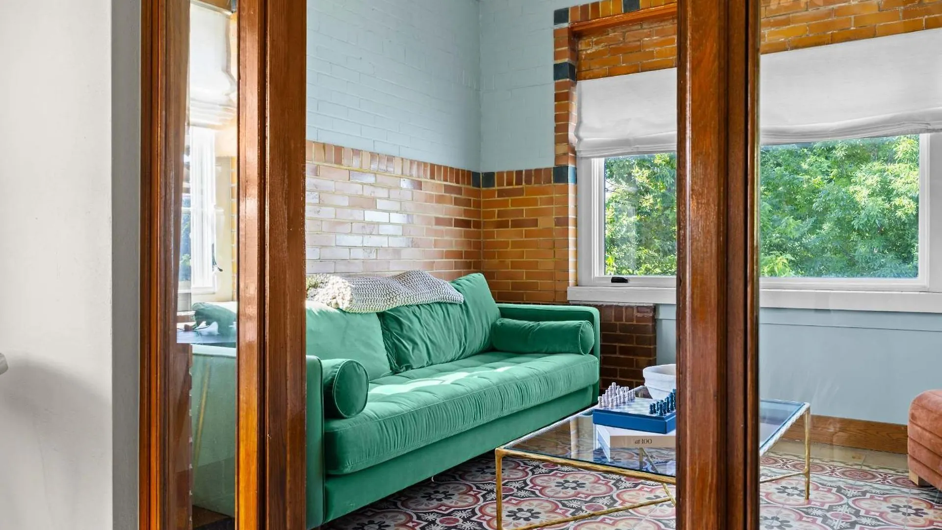 Elegant Riverside Escape Historic Charm & Views لويفيل بيت للعطل