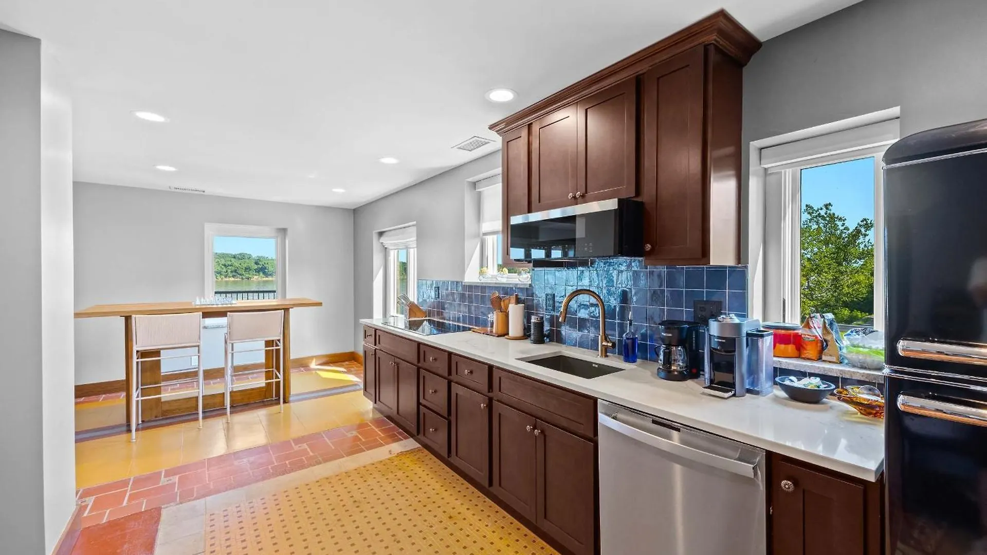 Elegant Riverside Escape Historic Charm & Views لويفيل