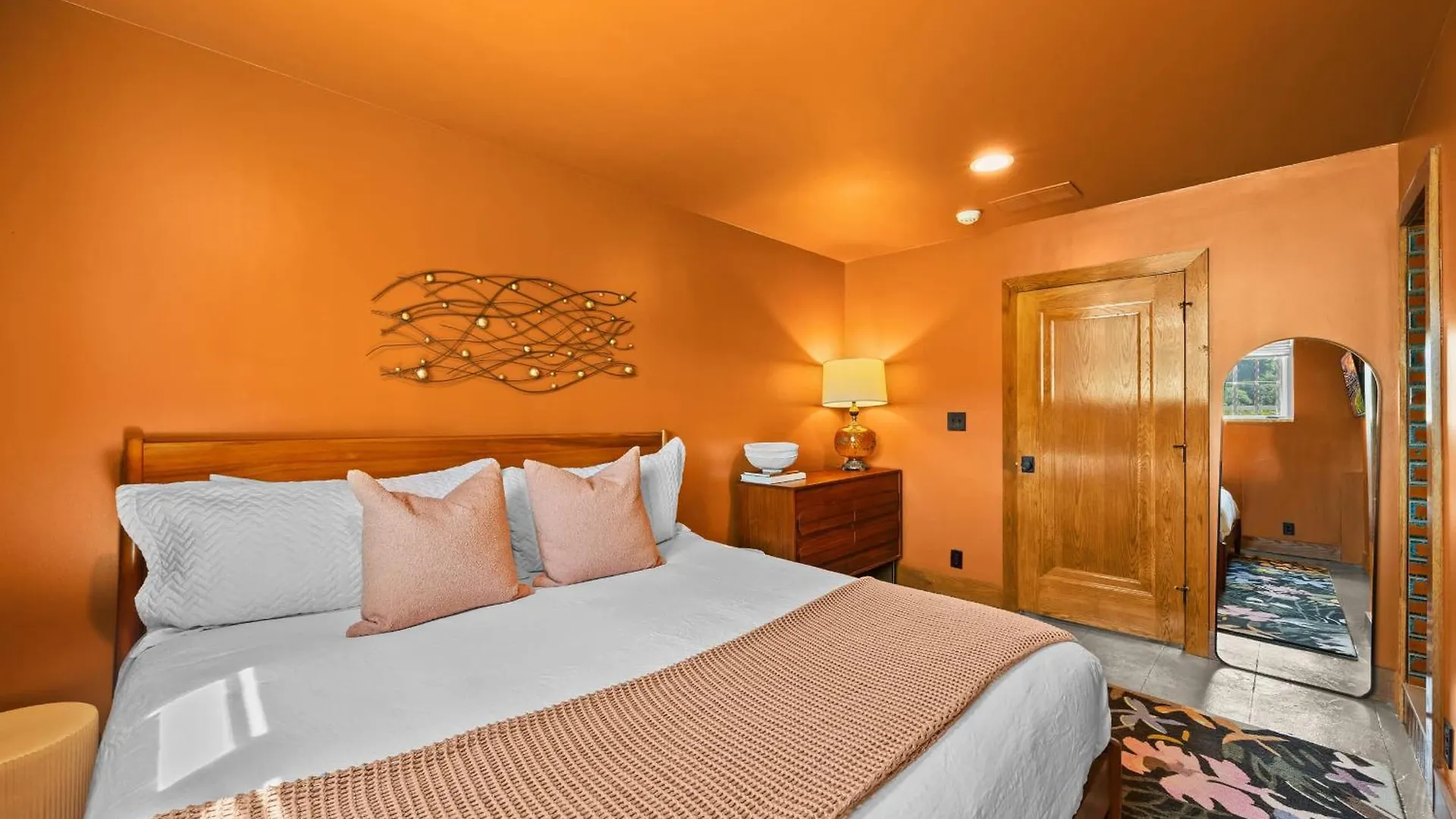 Elegant Riverside Escape Historic Charm & Views لويفيل