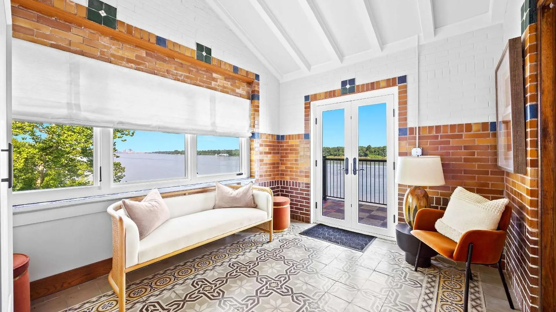 Elegant Riverside Escape Historic Charm & Views لويفيل 0*,