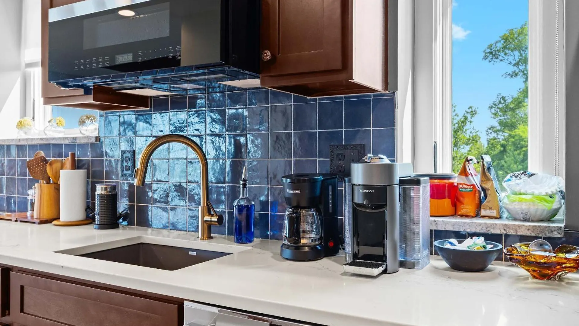 Elegant Riverside Escape Historic Charm & Views لويفيل بيت للعطل