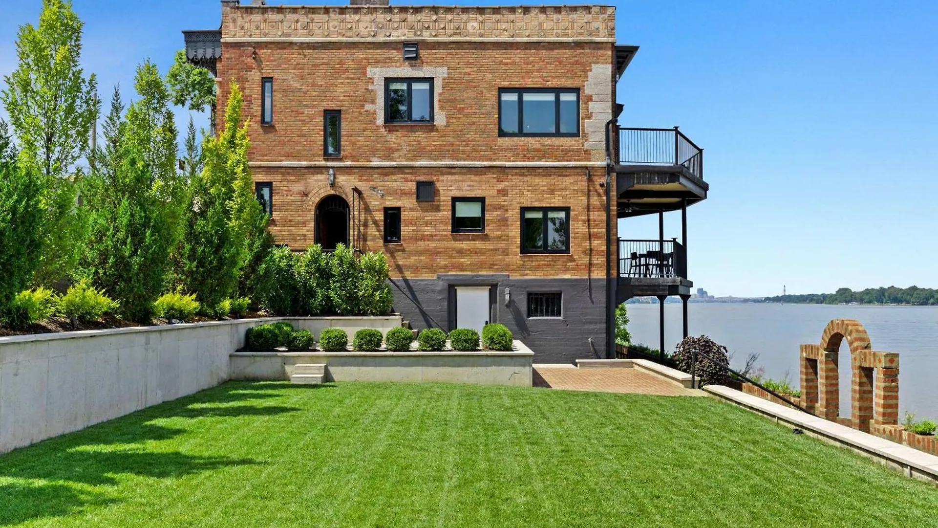 اتصالات Elegant Riverside Escape Historic Charm & Views 